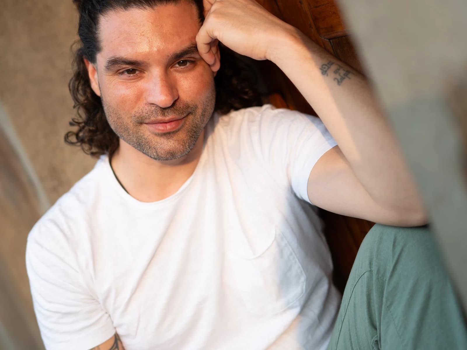 Portrait of Ángel Márquez Seguí, leaning against a pale wall.