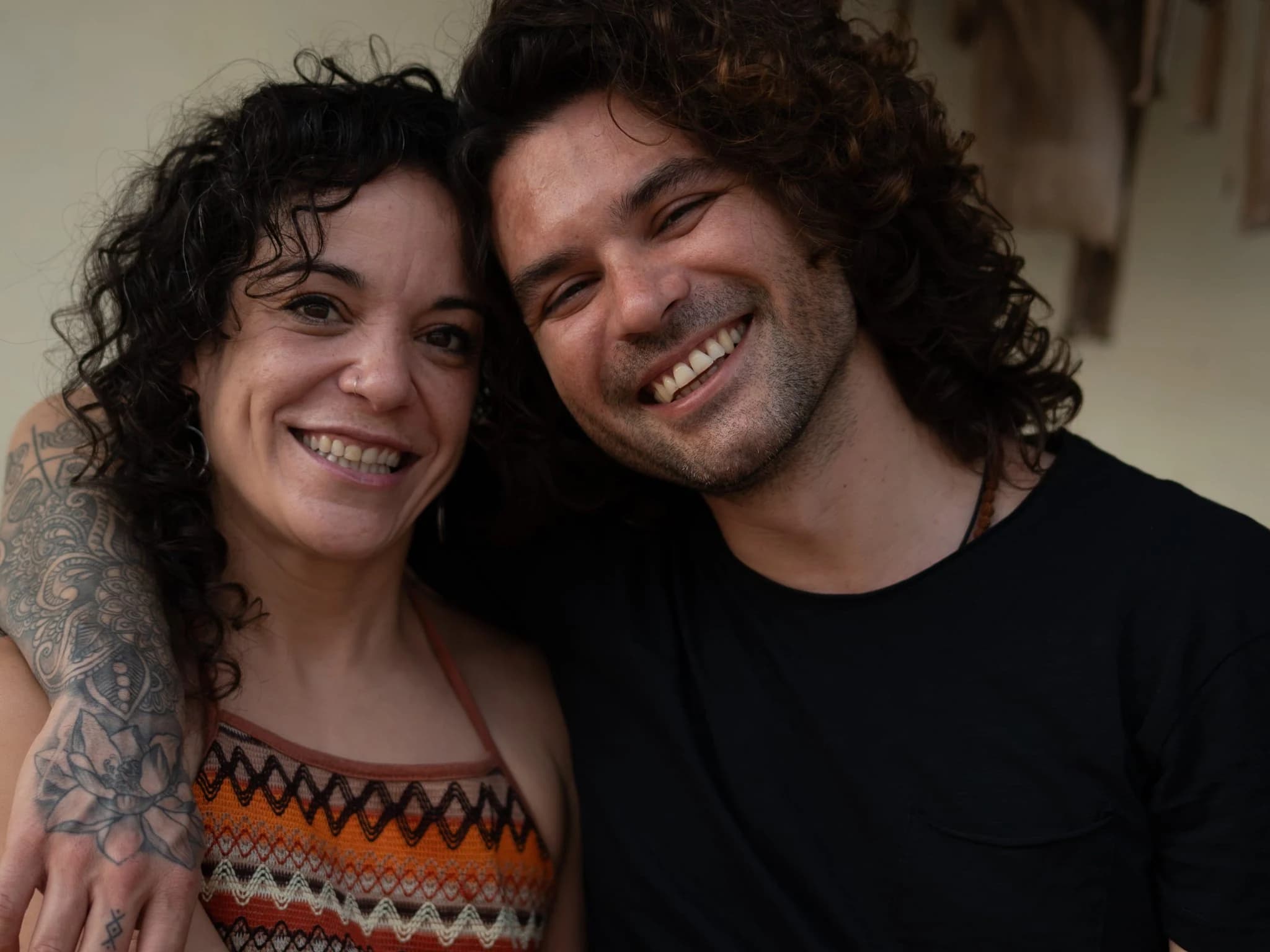 Retrato cercano de Esther y Ángel sonriendo juntos.